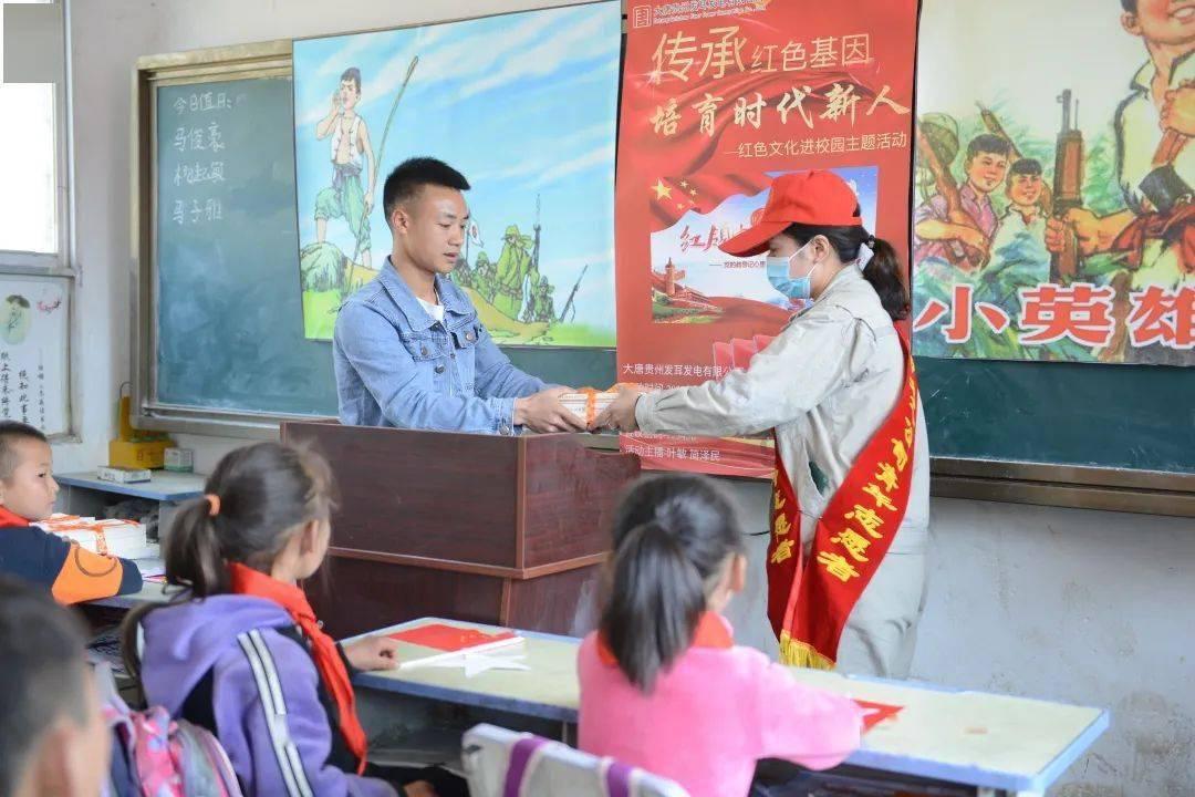 以“情”叙“事” 崇尚英雄（热点聚焦）